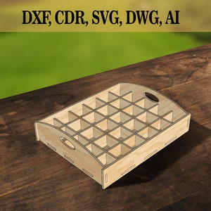 Könnte beinhalten: Ein helles Holztablett mit einem Raster aus kleinen Fächern. Das Tablett hat an jedem Ende einen gebogenen Griff. Der Text "DXF, CDR, SVG, DWG, AI" wird oben angezeigt. Das Tablett befindet sich auf einer dunkelbraunen Holzoberfläche.