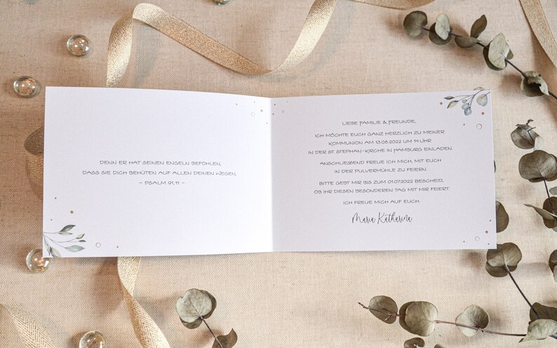 May include: A white card with a blue floral design and text in German. The text reads "Denn er hat seinen Engeln befohlen, dass sie dich beh&uuml;ten auf allen deinen Wegen." - Psalm 91:11 -  Liebe Familie & Freunde, Ich m&ouml;chte euch ganz herzlich zu meiner Kommunion am 15.08.2022 um 11 Uhr in der St. Stephan-Kirche in Hamburg einladen.  Anschlie&szlig;end freue ich mich mit euch in der Pulverm&uuml;hle zu feiern. Bitte gebt mir bis zum 01.07.2022 Bescheid, ob ihr diesen besonderen Tag mit mir feiert. Ich freue mich auf euch.  Maria Katharina"
