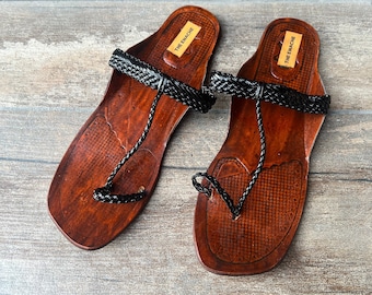 Schwarze T-Riemen Kolhapuri Sandalen Leder Boho Stil flache Damen handgemachte Slip Ons Flip Flops Sommer Geschenk für ihre Schuhe