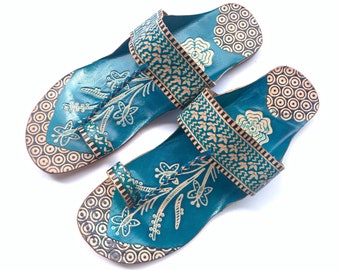 Sandales plates pour femmes en cuir lotus bleu, tongs, sans lacets, cadeau d'été pour elle chaussures style bohème indien ethnique fait main