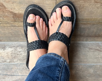 Zwarte leren platte Kolhapuri-sandalen heren met T-riem, instappers in bohostijl, herenslippers - Indiaas etnisch schoeisel