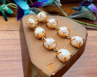 Orecchini pendenti lunghi con perle barocche d'acqua dolce, orecchini da sposa, orecchini con perle da sposa, orecchini pendenti in oro 22 carati, regalo per damigella d'onore per lei