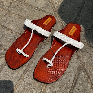 White T Strap Kolhapuri Sandals Leather Boho Style Flat Women&#39;s Handmade Slip Ons Flip Flops Summer Gift for her Shoes