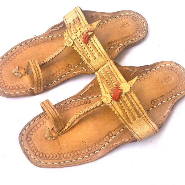 Sandales plates Kolhapuri en cuir marron naturel pour hommes, sangle en T Style Boho faites à la main sans lacets diapositives chaussures d'été ethnique indienne