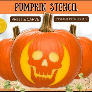 Puede incluir: Tres calabazas naranjas con tallos verdes. La calabaza central tiene una plantilla de calavera amarilla. Las palabras "PUMPKIN STENCIL", "PRINT & CARVE" e "INSTANT DOWNLOAD" se muestran en la imagen.