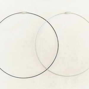 2 stijve zwart zilveren stalen choker kettingen