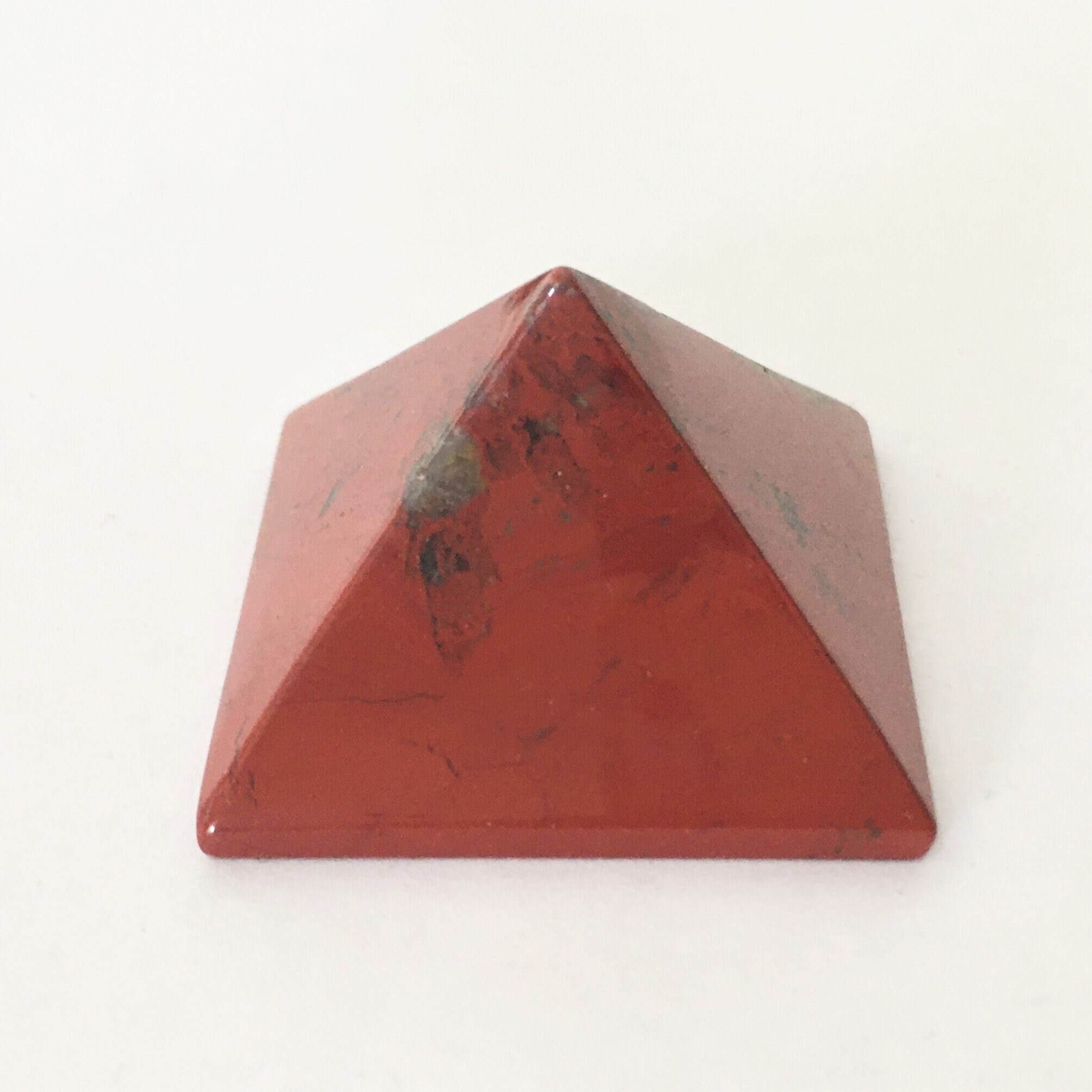 Pyramide Jaspe Rouge 33, 80 Grammes