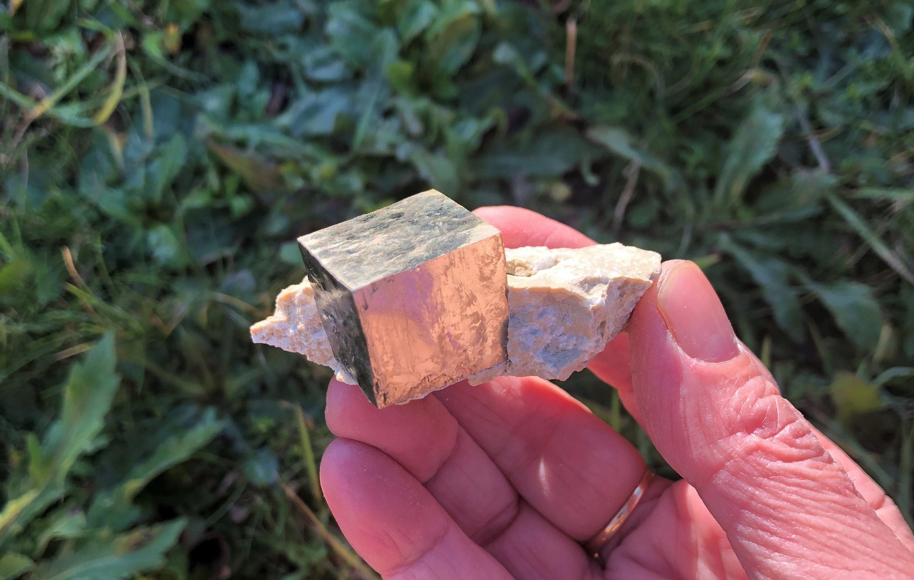 Pyrite Cubique sur Gangue 86, 95 Grammes