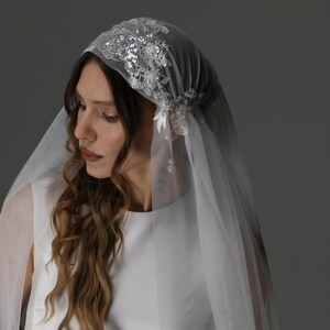 Elegant vintage bridal headpiece with lace appliqué