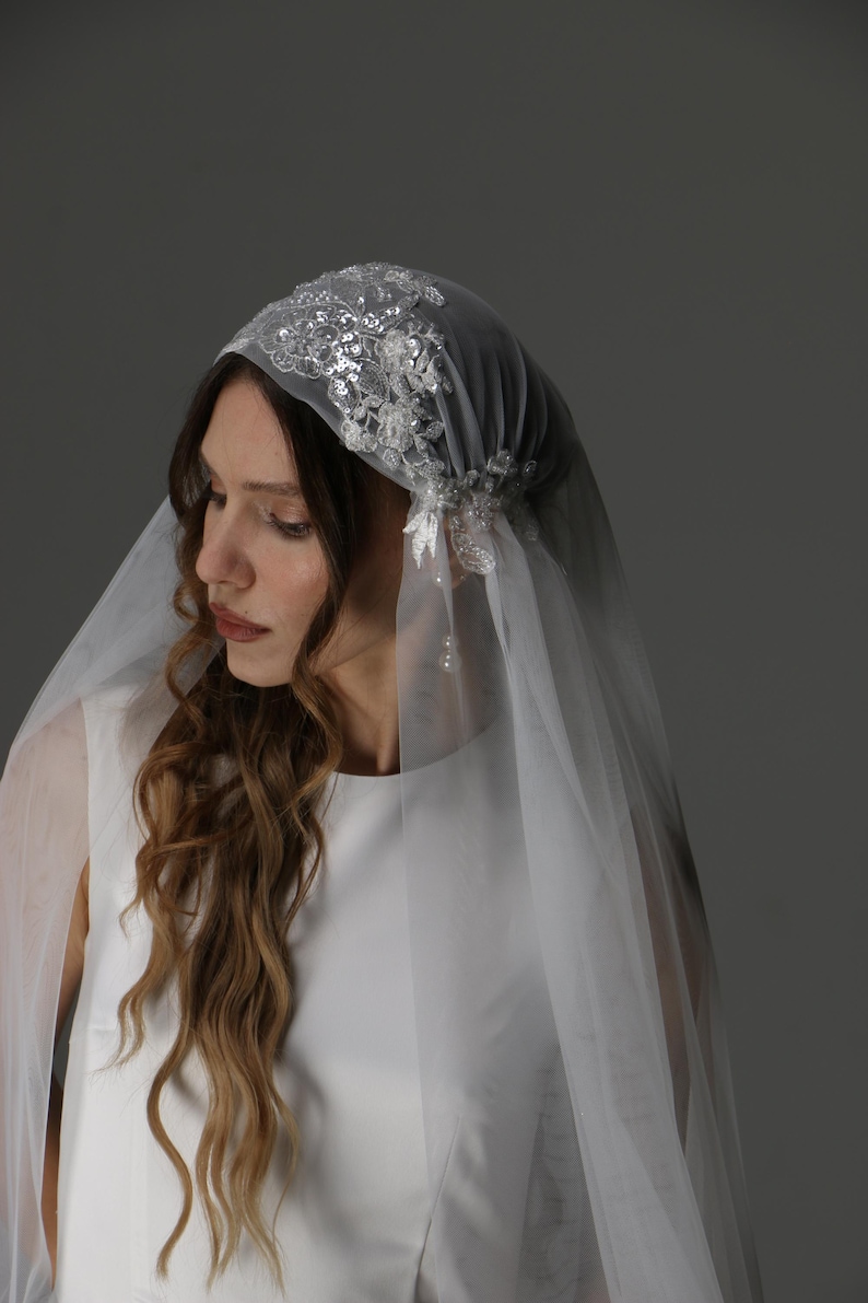 Elegant vintage bridal headpiece with lace appliqué