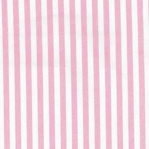 Könnte beinhalten: Rosa-weiß gestreiftes Gewebe mit einer dezenten Textur. Der Stoff hat ein vertikales Streifenmuster.