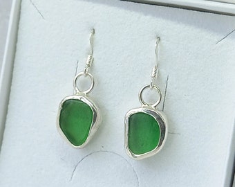 Boucles d'oreilles en argent sterling avec lunette ouverte en verre de mer d'Écosse - Vert