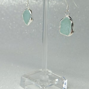 Boucles d'oreilles en argent sterling avec lunette ouverte en verre de mer écossais Écume de mer image 3