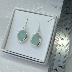 Boucles d'oreilles en argent sterling avec lunette ouverte en verre de mer écossais Écume de mer image 6