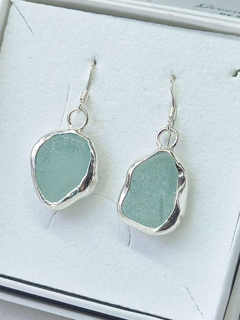 Boucles d'oreilles en argent sterling avec lunette ouverte en verre de mer écossais Écume de mer image 2