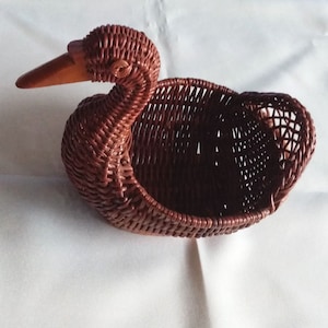 ヴィンテージ 70 年代 ハンドメイド 小さな籐バスケット、アヒルの形の装飾バスケット、ヴィンテージギフト