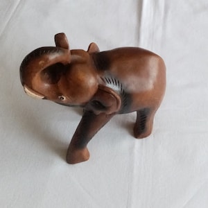 Vintage jaren 70 houten olifant, houten dier sculptuur beeldje, houten home decor, vintage cadeau