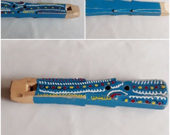 Bois vintage 70s sculpté à la main bleu clair avec coloré peint à la main ethno whistle, jouet d’art populaire pour enfants