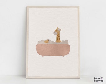 Puede incluir: Impresión en acuarela enmarcada de una jirafa tomando un baño en una bañera rosa con un patito de goma amarillo. La jirafa tiene manchas marrones y está rodeada de burbujas. El marco es de madera clara.