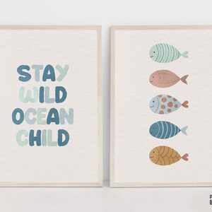 Maritimer Kinderzimmer-Druck, 2er-Set, Boho-Fische druckbare Wandkunst, Stay Wild Ocean-Kindzitat, Kinderzimmer-Blau-Kunstwerk, Baby-Nautisches-Spielzimmer