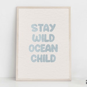 Impresión náutica de guardería boho, arte de pared imprimible con cita de guardería infantil en el océano salvaje, decoración mínima de sala de juegos para niños, cartel azul sobre cuna