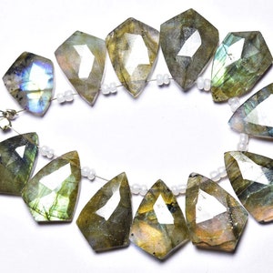 Abalorios de fantasía de labradorita - 12 piezas - Briolettes de forma perforada lateral facetada de labradorita hermosa natural - El tamaño es 11x15-13x18 mm #491