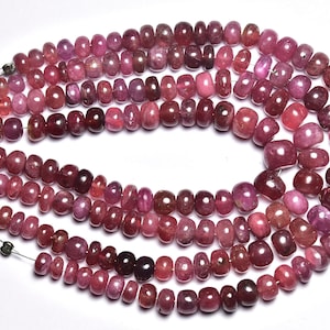 Peut inclure: Un brin de perles de pierres précieuses rouge rubis. Les perles sont rondes et ont une finition lisse et polie.