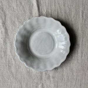 Keramische kom, diep bord, golvende rand, papkom, foodblogger, wit servies, wabisabi