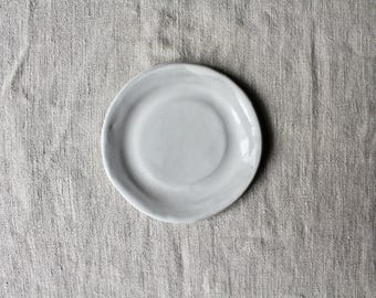 Plato de cerámica, plato de acompañamiento, plato de pan, vajilla sencilla y blanca, wabisabi