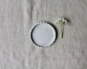 Small ceramic plate, ceramic dish, wavy edge, simplicity, side plate