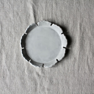 Keramisch bord, zijbord, bloem, golvende rand, wabisabi