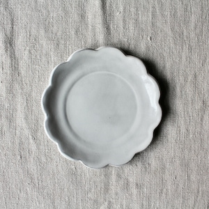 Keramisch bord, bijgerecht, schoteltje, bloem, golvende rand, wabisabi