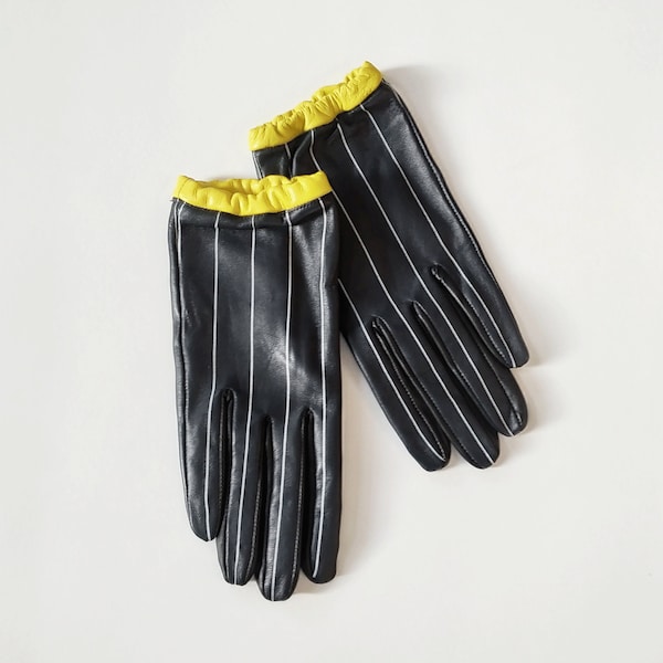 Kurze Edgy Leder Handschuhe cool Nadelstreifen mit Signalfarbe gelb, anliegend weiches Lammleder gefüttert mit Seide, gerafft sportlich