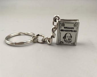 Brelok do kluczy z książką Williama Szekspira