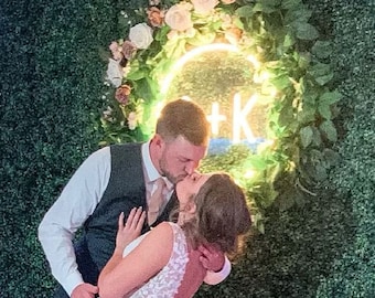 Circle Initials Neon Sign – Custom Wedding LED Backdrop for Ceremony & Reception