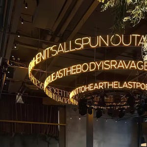 Insegna al neon rotonda, insegna con lettera illuminata, insegna al neon per bar, insegna al neon personalizzata con logo, insegna al neon aziendale, insegna al neon personalizzata, insegna al neon aziendale