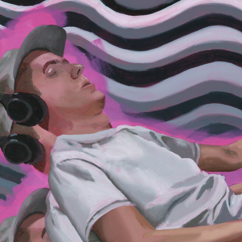 Puede incluir: Una persona con una camiseta blanca y una gorra de b&eacute;isbol se acuesta con auriculares puestos, sobre un fondo ondulado rosa y negro.