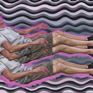 Puede incluir: Una pintura de dos personas que llevan camisas blancas y pantalones cortos color caqui, tumbadas sobre un fondo ondulado rosa y negro. Llevan auriculares y tienen los ojos cerrados. La pintura est&aacute; firmada y fechada "OG 23".