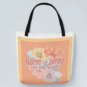 Peut inclure: Un sac fourre-tout blanc avec un fond pêche et un motif floral. Le texte "Bless the Lord Oh my Soul" est écrit dans une police rétro.