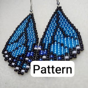 Puede incluir: Un par de pendientes de cuentas con diseño de ala de mariposa. Los pendientes son principalmente azules con detalles en negro y blanco, y tienen forma triangular con un gancho plateado. La palabra "Pattern" se muestra en un rectángulo blanco.