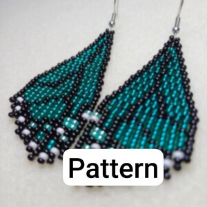 Puede incluir: Un par de pendientes de cuentas con diseño de ala de mariposa. Los pendientes presentan un patrón turquesa y negro con detalles en blanco. La palabra "Pattern" se muestra en un cuadro blanco en la parte inferior de la imagen.
