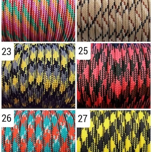 Puede incluir: Una colecci&oacute;n de carretes de paracord coloridos. Los carretes muestran varios patrones y colores, incluyendo rosa, verde, naranja, negro, rojo, amarillo y turquesa. El paracord est&aacute; tejido apretadamente, creando una superficie texturizada. Cada carrete est&aacute; numerado.