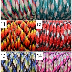 Puede incluir: Primer plano de varios carretes de paracord colorido. El paracord presenta varios patrones y colores, incluyendo rojo, blanco, azul, verde y negro. Los carretes est&aacute;n bien enrollados, mostrando los intrincados dise&ntilde;os.