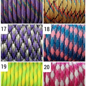 Puede incluir: Primer plano de seis muestras diferentes de paracord. Los cordones presentan varios patrones y colores, incluyendo morado, dorado, azul, rosa, verde y blanco. Cada cord&oacute;n est&aacute; tejido apretadamente, mostrando las variaciones de textura y dise&ntilde;o.