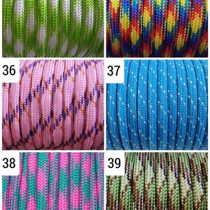 Puede incluir: Primer plano de seis muestras diferentes de paracord. Las muestras incluyen varios colores y patrones, como verde y blanco, amarillo y azul, rosa y morado, azul con puntos blancos, rosa y verde azulado, y camuflaje.