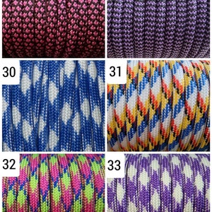 Puede incluir: Primer plano de seis paquetes de paracord diferentes. Los colores del paracord incluyen rosa y negro, morado y negro, azul y blanco, amarillo, rojo, azul y blanco, rosa, verde y morado, y morado y blanco. Los n&uacute;meros 28-33 est&aacute;n en la esquina superior izquierda de cada paquete.