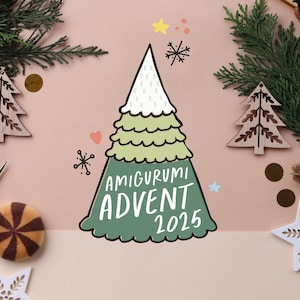 Könnte beinhalten: Festliches Bild mit einer Illustration eines grünen und weißen Weihnachtsbaums und dem Text "AMIGURUMI ADVENT 2025". Das Design ist von dekorativen Elementen wie Holzsternen, Tannenzweigen und einem Keks umgeben. Der Hintergrund ist ein zartes Rosa.