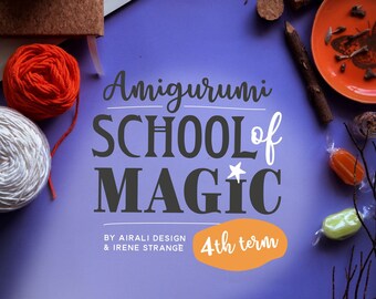 Peut inclure: Un fond violet avec le texte "Amigurumi School of Magic" en noir. Le texte "By Airali Design & Irene Strange" est sous le titre en noir. Le texte "4th term" est en orange sur un cercle jaune. Il y a divers fournitures d'artisanat sur le fond, y compris du fil, un tableau en liège, une brindille et une petite bouteille.