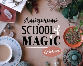Peut inclure: Une image à plat avec le texte "Amigurumi School of Magic 6th term" en lettres noires sur un fond brun clair. L'image comprend du fil, du thé, des cristaux et d'autres fournitures d'artisanat.