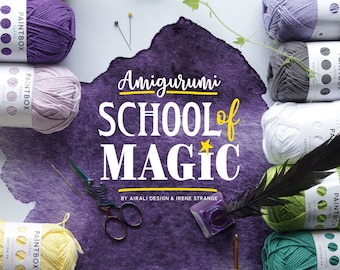 Peut inclure: Un assortiment de pelotes de laine colorées avec des étiquettes indiquant "Paintbox Yarns" et "Cotton DK". La laine est disposée autour d'un fond aquarelle violet avec le texte "Amigurumi School of Magic" en lettres blanches et jaunes. Le texte "By Airali Design & Irene Strange" est en lettres blanches plus petites sous le titre.